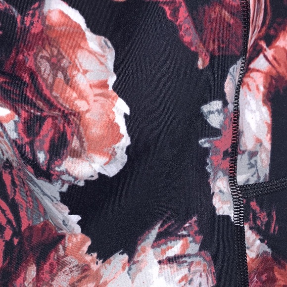 Victoria’s Secret Black Rose Tease Floral Knockout Leggings - Picture 6 of 9